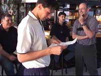 Christian Prest beim Verlesen des Siegers